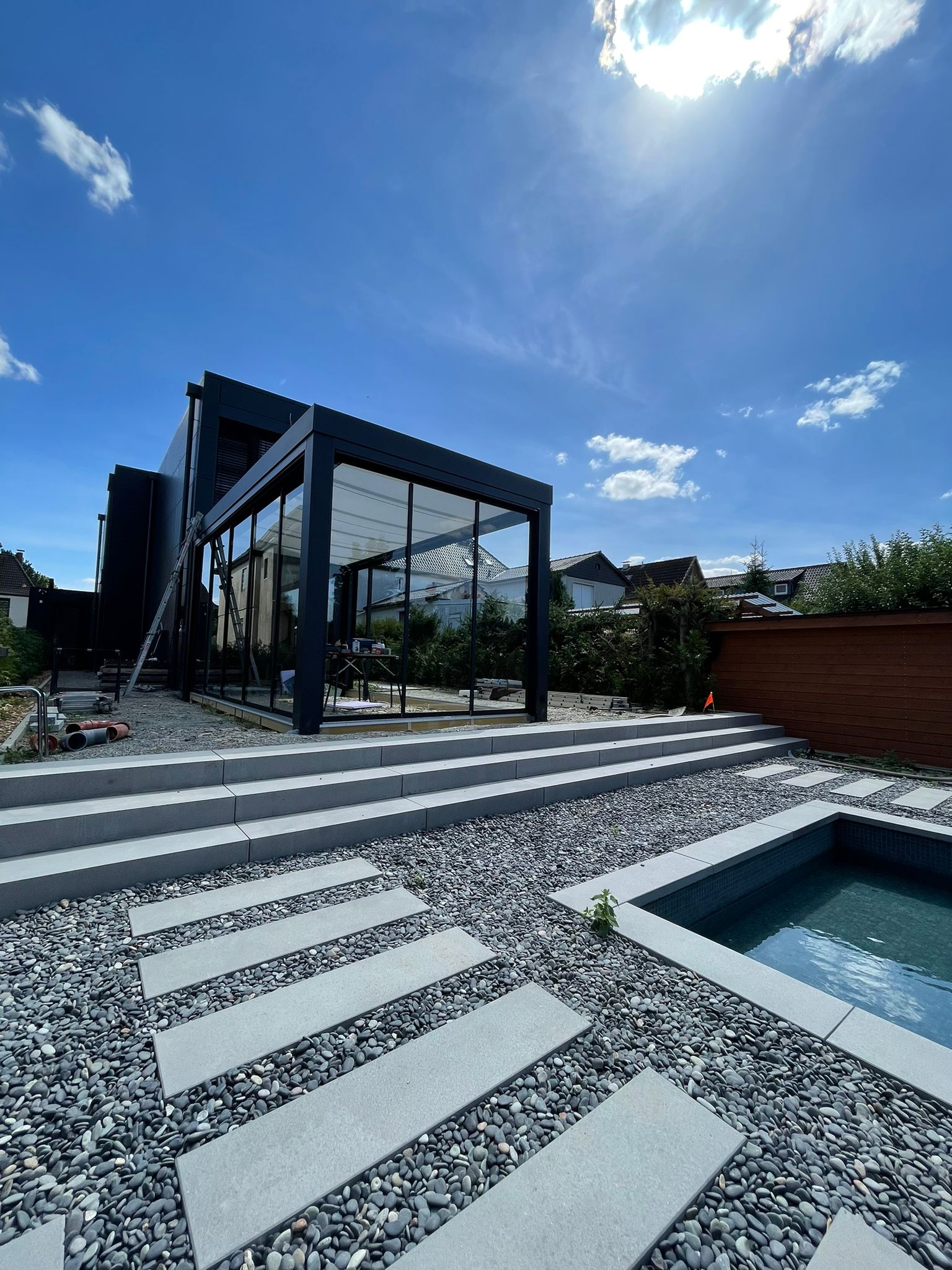 Modernes Musterhaus mit Holzfassade