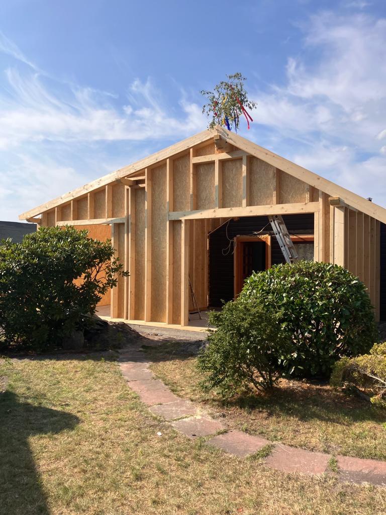 Haus mit großflächiger Fensterfront