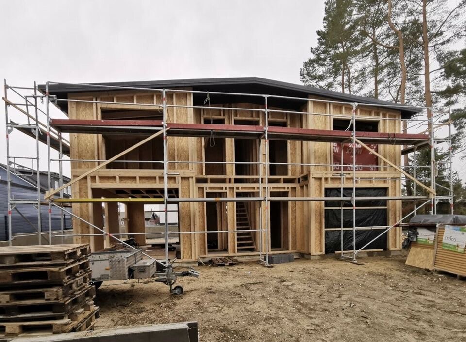 Haus mit Balkon und moderner Verkleidung